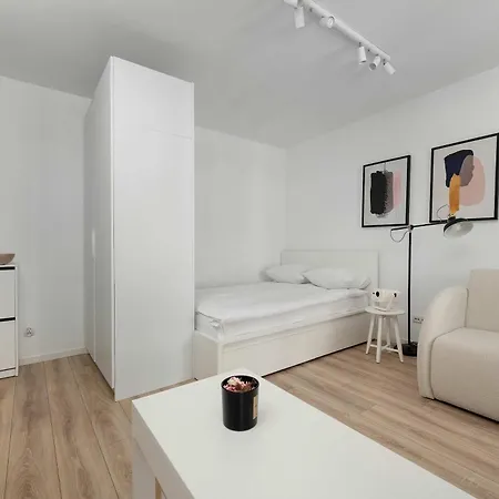 Nowoczesne Z Balkonem I Projektorem By Renters Apartment Breslau