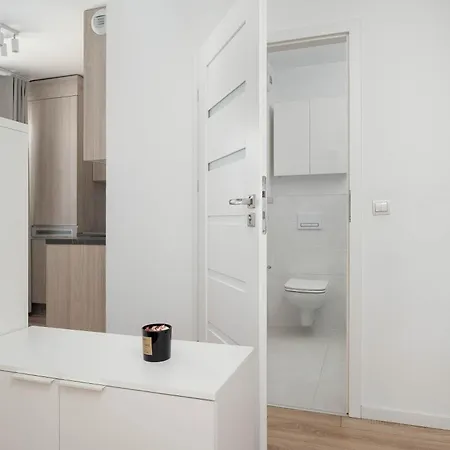 Nowoczesne Z Balkonem I Projektorem By Renters Apartment Breslau