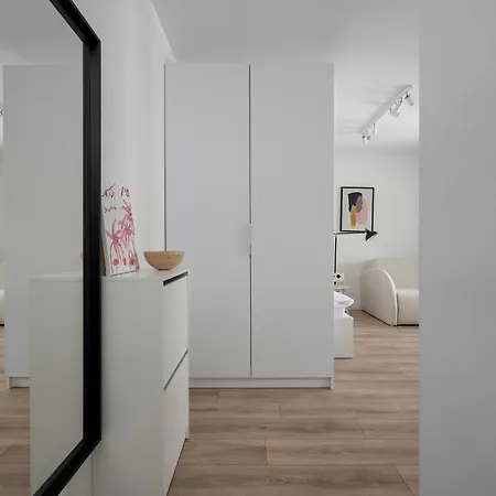 Nowoczesne Z Balkonem I Projektorem By Renters Breslau