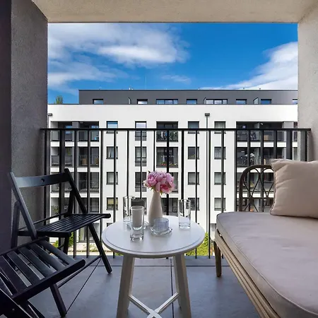 Nowoczesne Z Balkonem I Projektorem By Renters Apartment