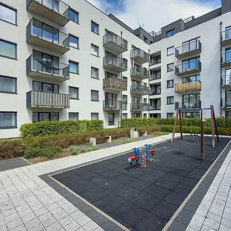 Nowoczesne Z Balkonem I Projektorem By Renters Apartment